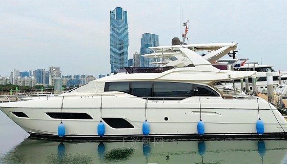 Ferretti Yachts 700