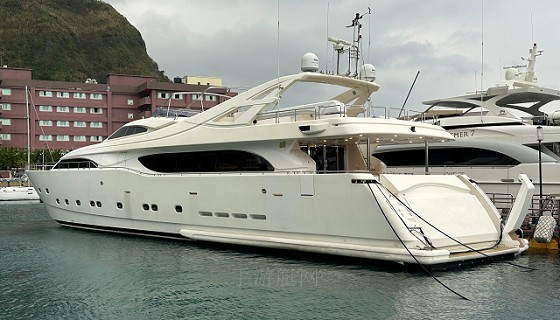 Ferretti Customline 112